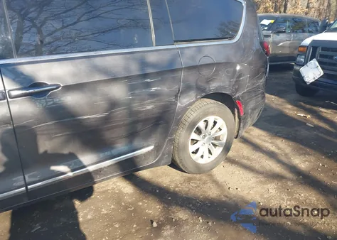 2017 Chrysler Pacifica Touring-L z USA, uszkodzony, nr VIN 2C4RC1BG6HR805243